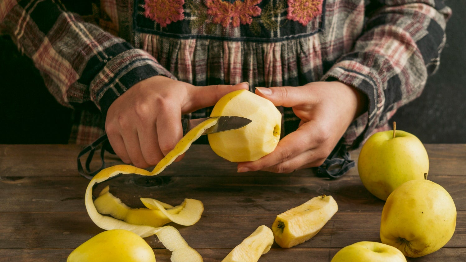 Una persona pelant pomes | Freepik