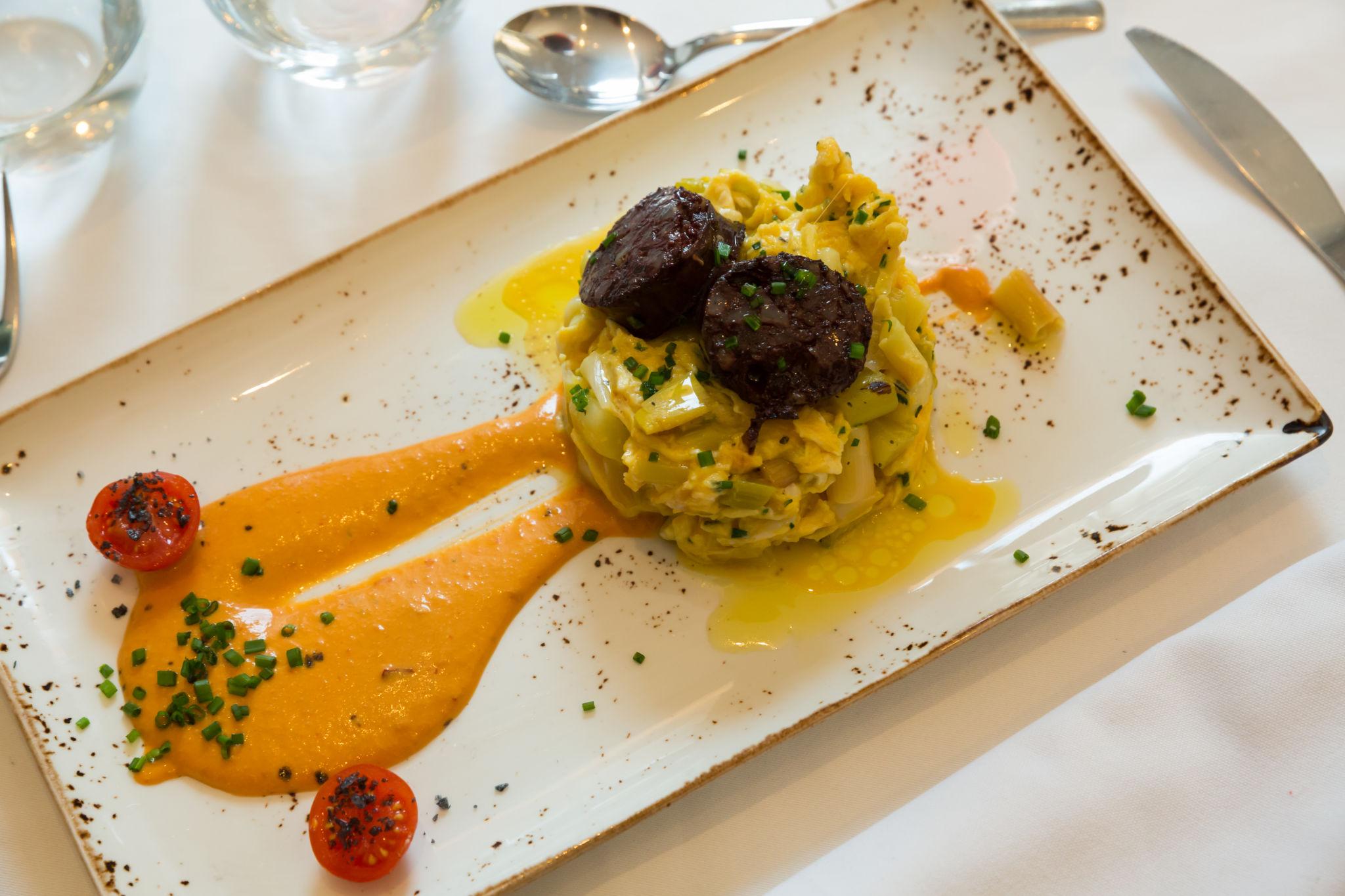 Un plat d'un menú de migdia 