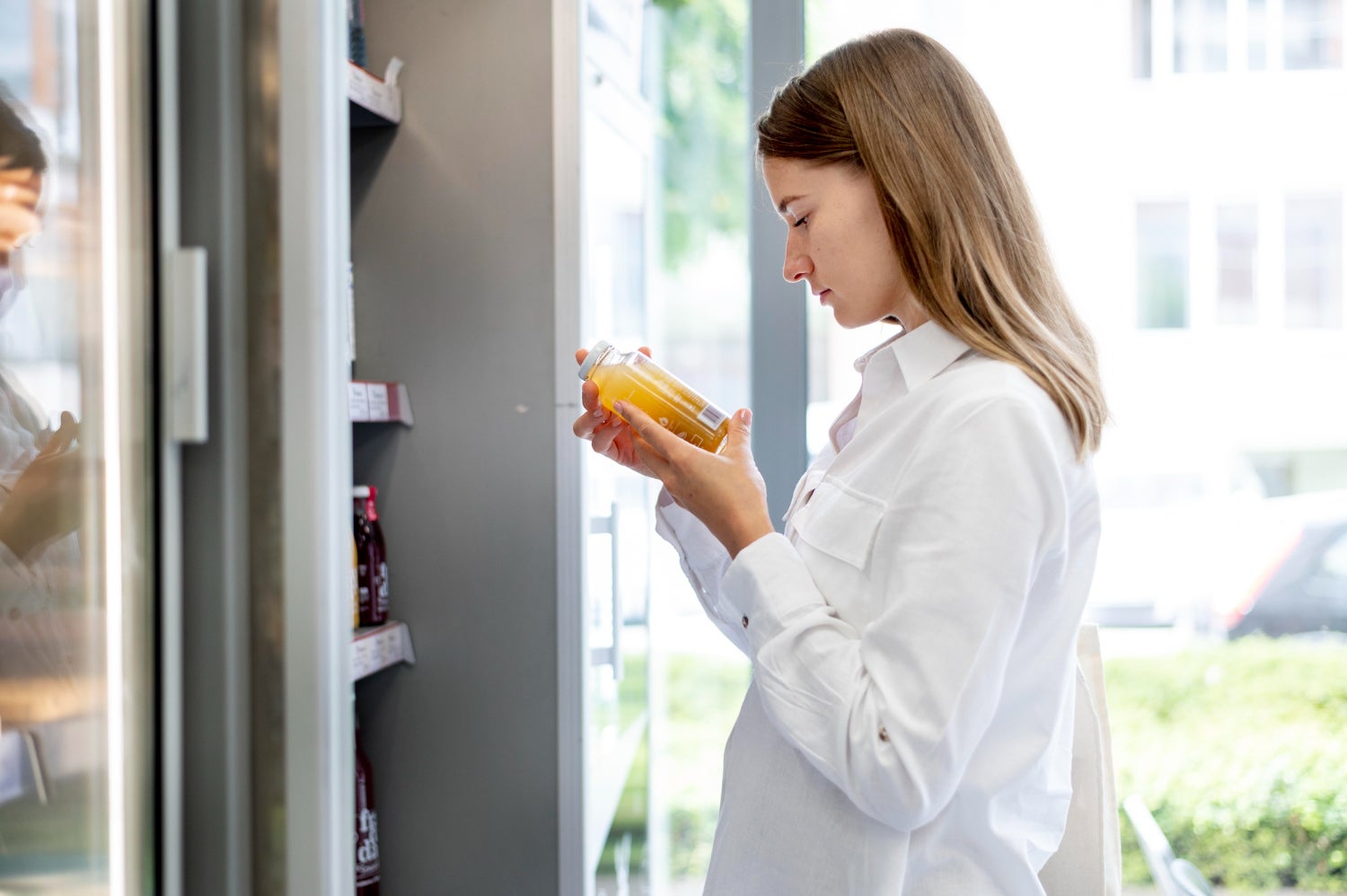 Una noia comprant en una màquina de vending | Freepik