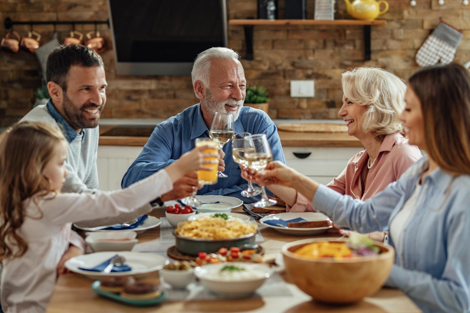 Una família fent un àpat junts | Freepik