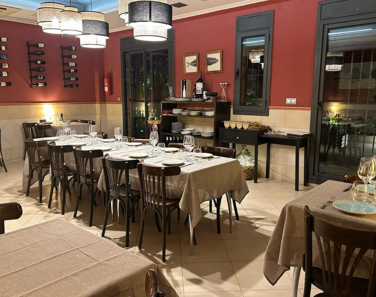 Interior del restaurant Red Red Wine | Instagram @redredwine_cabrera