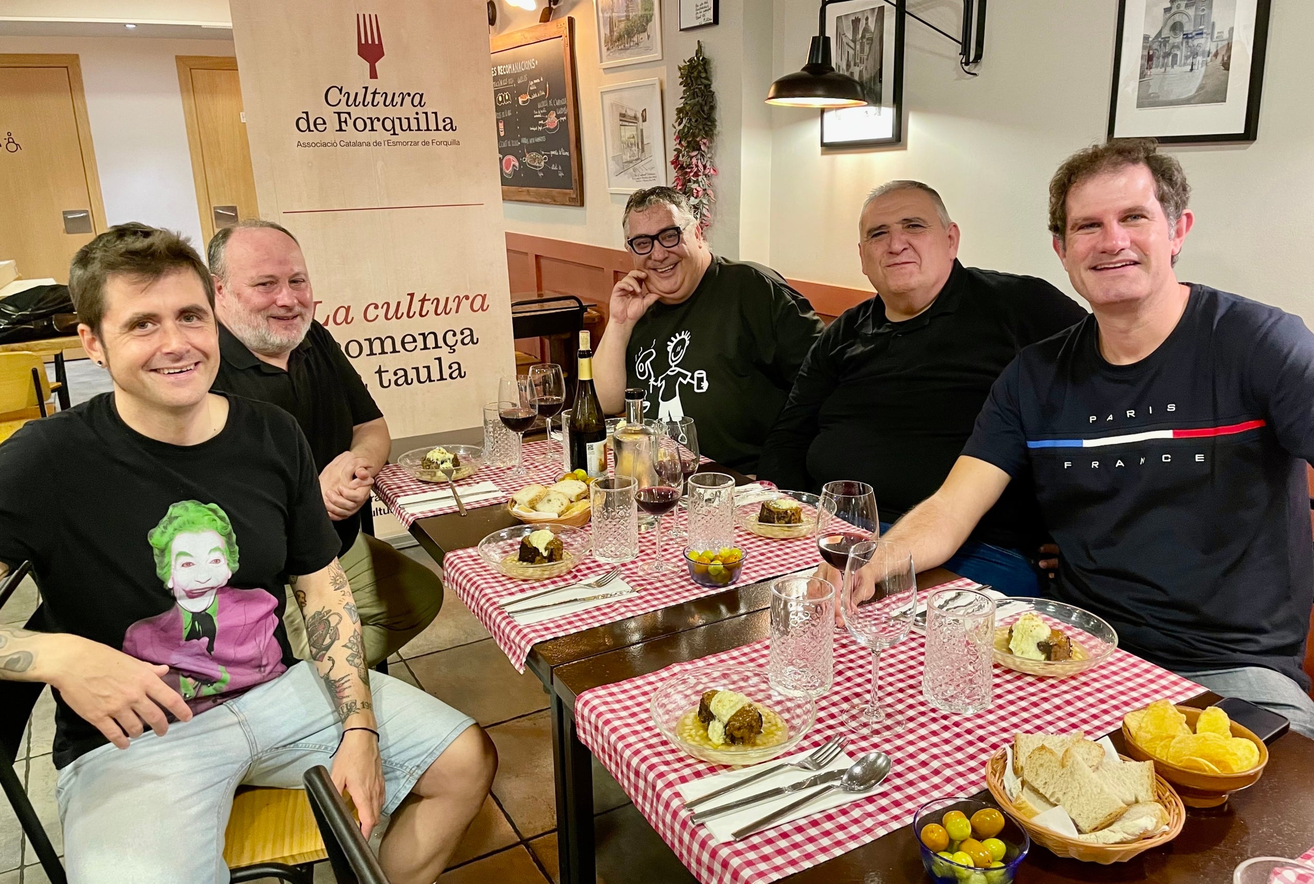 D'esquerra a dreta, Juli Alcoriza, Albert Molins, Jordi Ors, Rafa Gimena i Helder Moya, en la presentació de l'Associació Catalana d'Esmorzar de Forquilla, Cultura de Forquilla, al restaurant L'Andreuenc / Cedida