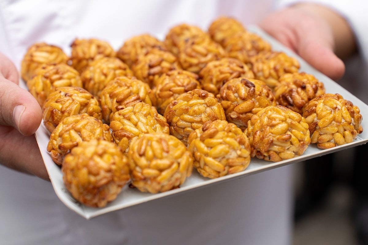 Una safata de panellets de pinyons | Gremi de Pastisseria de Barcelona