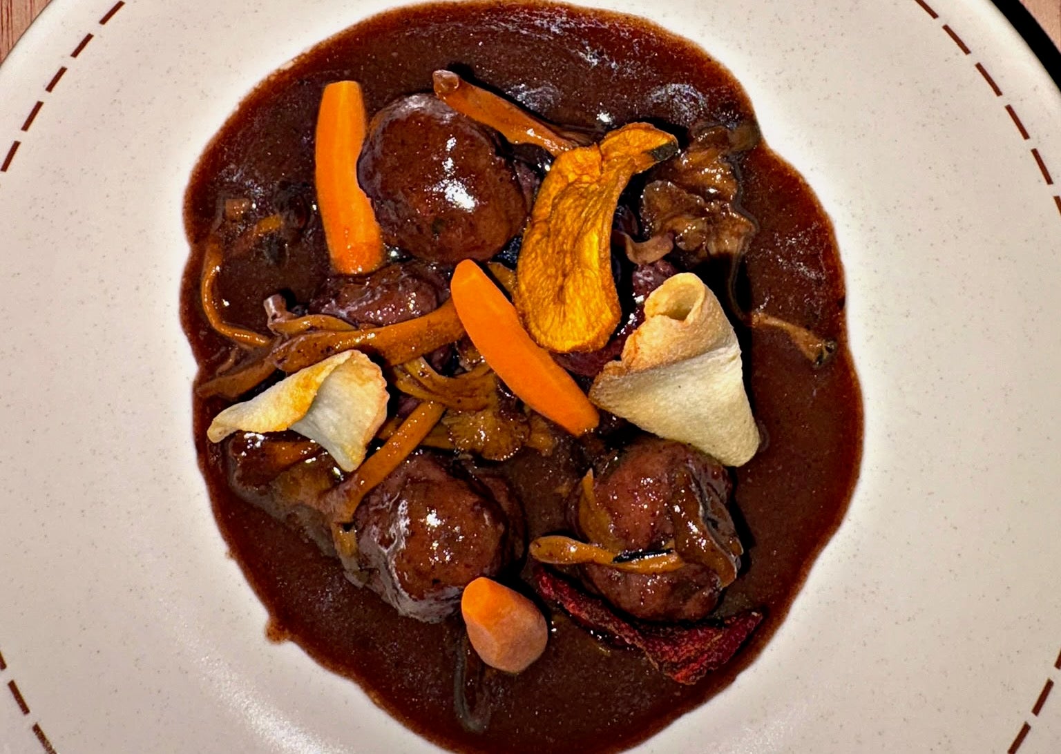 Mandonguilles de cabirol amb castanyes, bolets i salsa de garnatxa negra